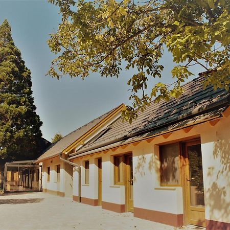 مبيت وإفطار تاتا Mamutfenyo Panzio المظهر الخارجي الصورة